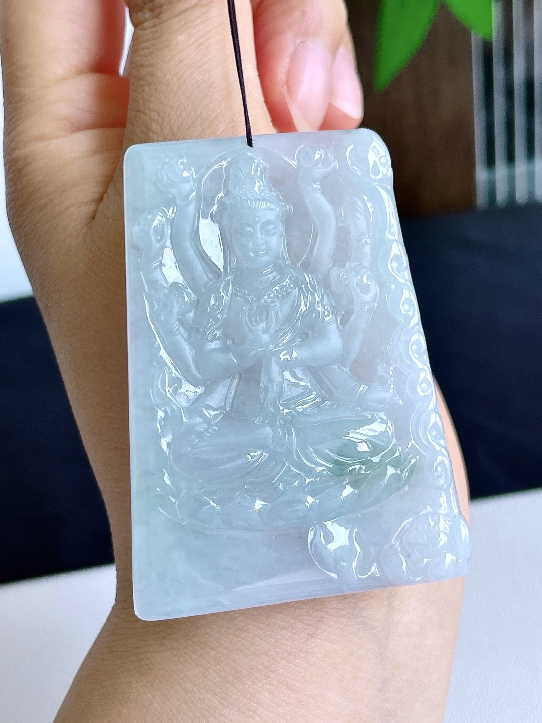 【裸石】糯冰飘花观音千手观音牌吊坠 【说明】缅甸 无裂 性比高 厚装 【尺寸】63.7-46-6.6 【重量】43克