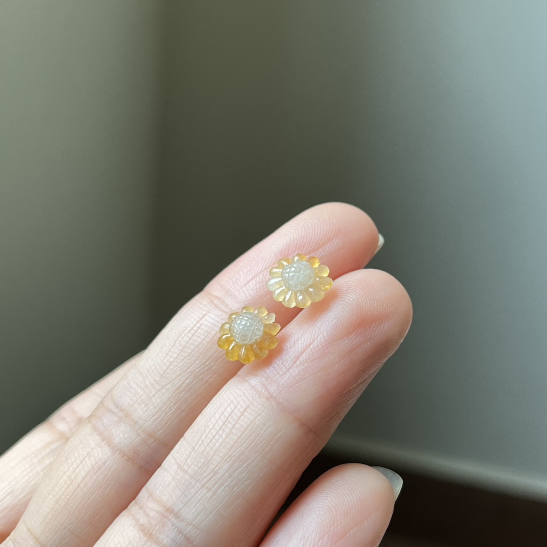 4号，18K金扣镶冰黄翡俏色向日葵耳钉，太阳花，向阳花，种水好，冰透无裂，尺寸9.1×4.1，送耳塞