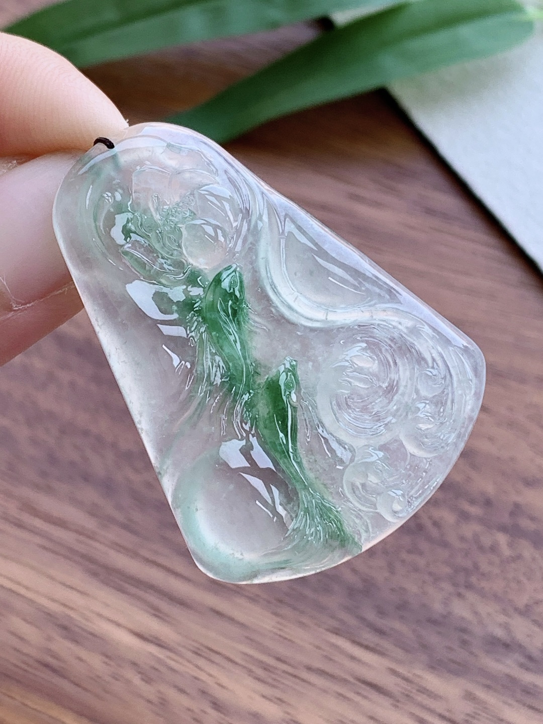 【裸石】冰飘绿花年年有余吊坠 【说明】缅甸 性比高 厚装 飘花 【尺寸】46.5-34.6-6.4 【重量】18.7克