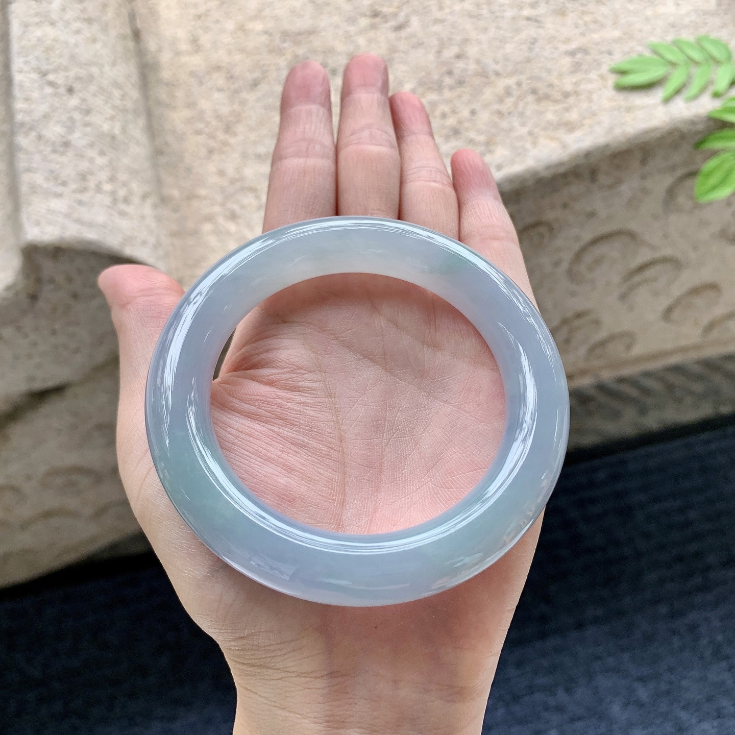 圆条55 56 圈口56.8/12.2/11.8 编码Q5090836 糯冰，水润，种老，细腻，打灯有絮线