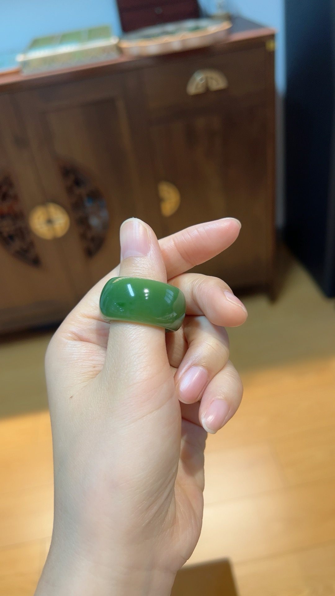 精品级｜碧玉扳指

内径21 高15 厚5.2m m