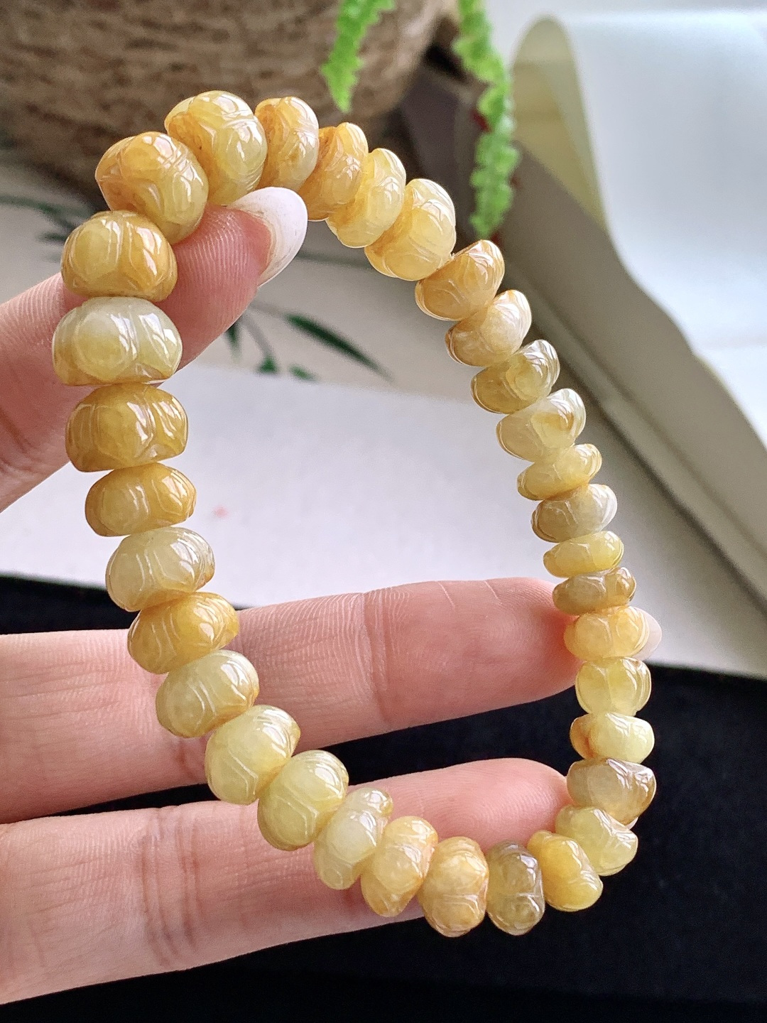 【珠子】️糯冰黄翡手串荷花手串 【说明】缅甸 性比高 【尺寸】9.8-5.2 【重量】36.6克