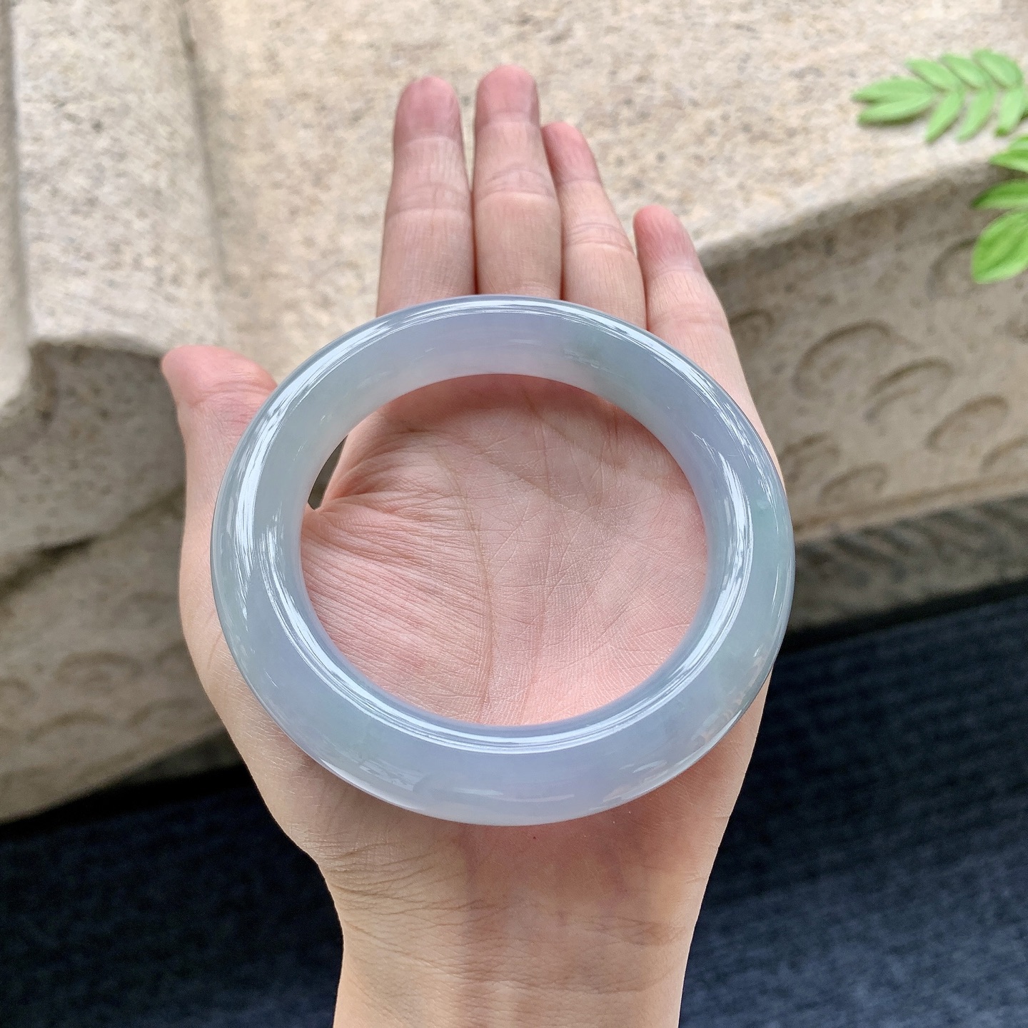 圆条55 56 圈口56.8/12.2/11.8 编码Q5090836 糯冰，水润，种老，细腻，打灯