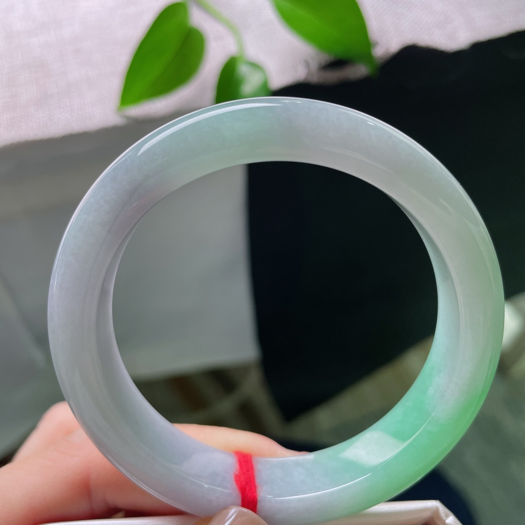 56.2/12.6/8.7，飘绿正圈，无裂，玉质细腻温润，淡紫为底，鲜翠点缀，双色相融，尽显玉石天然灵气。ss58660a