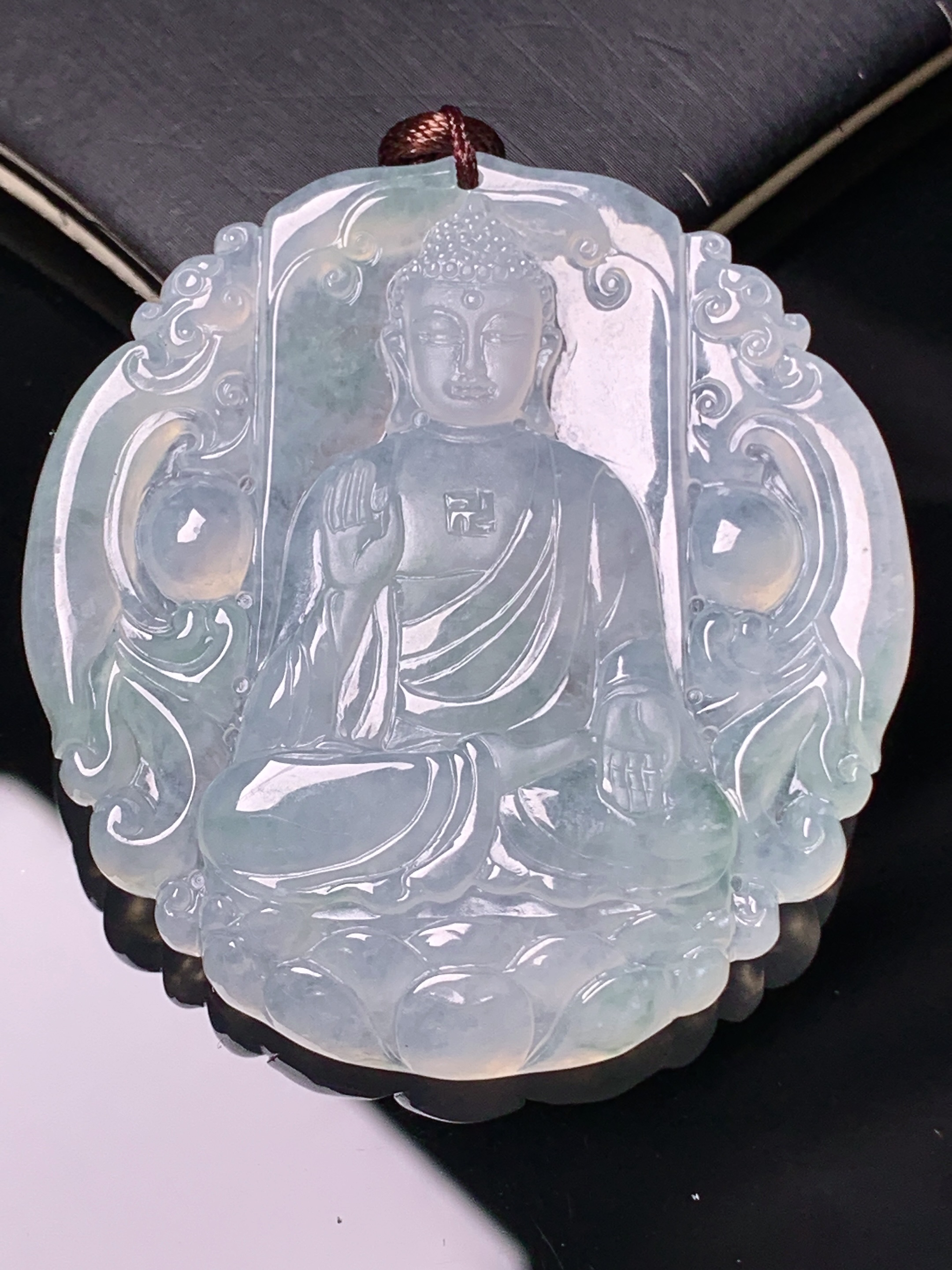 冰种大日如来佛祖吊坠 玉质细腻 色泽艳丽清新 水润亮眼 整体尺寸47.3*41.3*5.8 b2