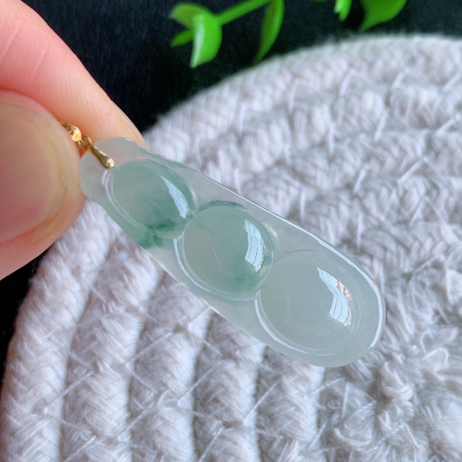 18k金扣冰润飘花福豆翡翠挂件，老种飘花  冰清玉洁  胶感十足  寓意“四季平安，福气满满”颜色鲜艳，清新自然，饱满通透   W415.16  整体尺寸：40-12-5.5mm   裸石尺寸：34.8-12-5.5mm