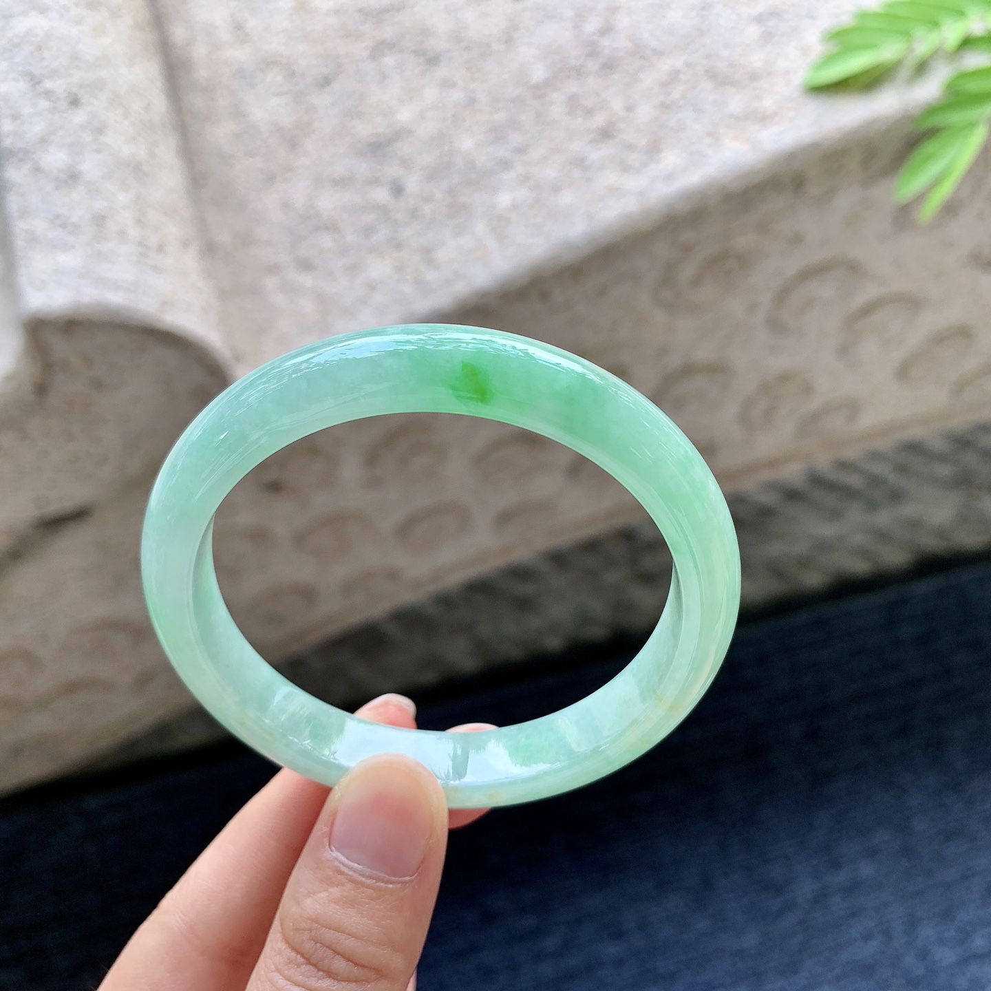 正圈56 57 圈口57/11/7 编码W6091823 细糯飘绿，水润，种老，细腻，有矿点