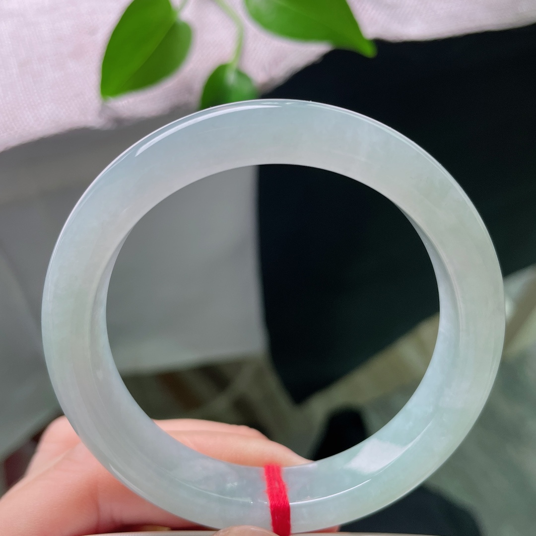55.4/11.3/8.2，蓝底正圈，晶体线不显，清浅晴绿漫绕镯身，莹润起光，简约款式日常佩戴很衬肤色。ss59088a