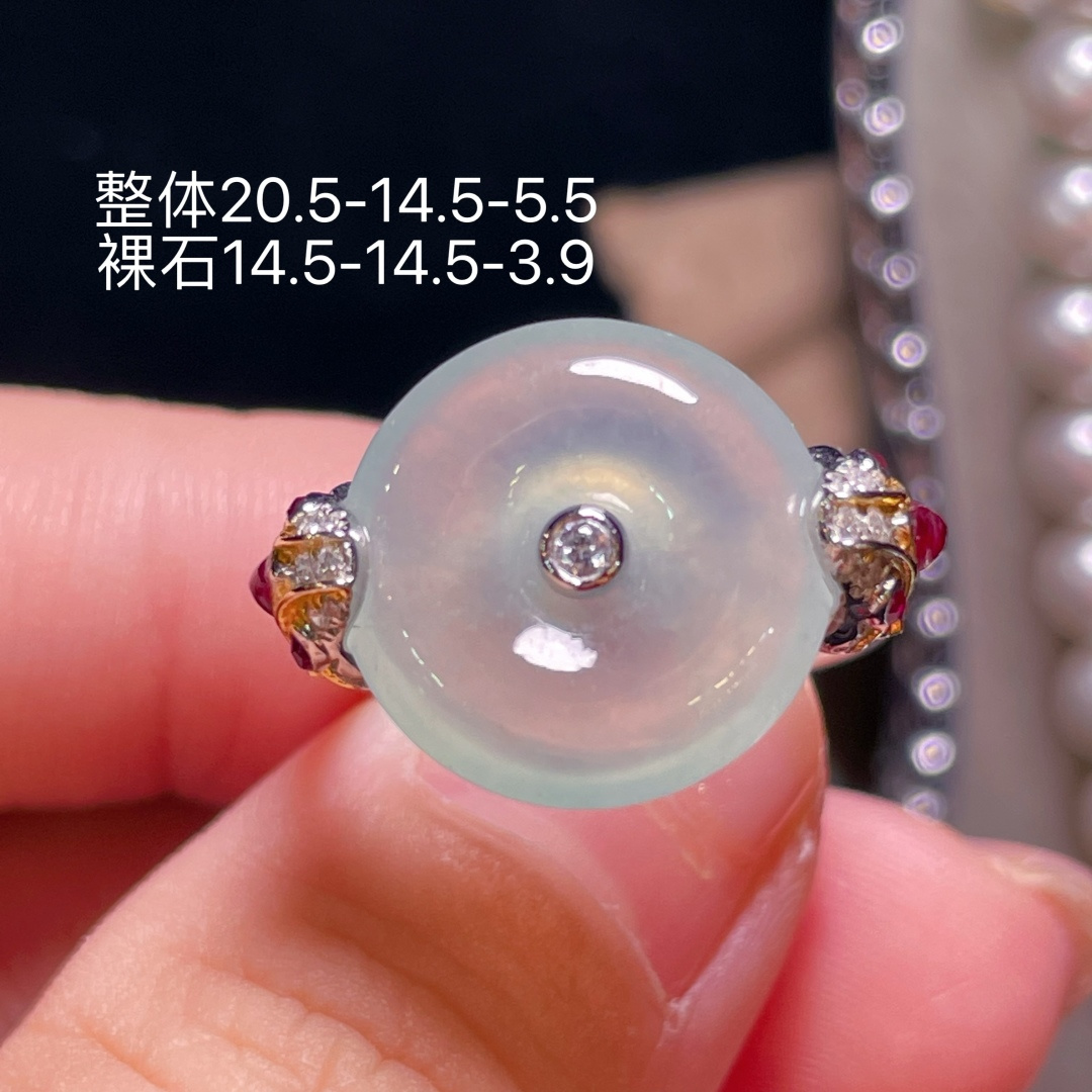 ️翡翠A货 平安扣戒指，冰种起光，料子冰润细腻，种老起光，18k金镶真钻，上身佩戴效果很好尺寸如