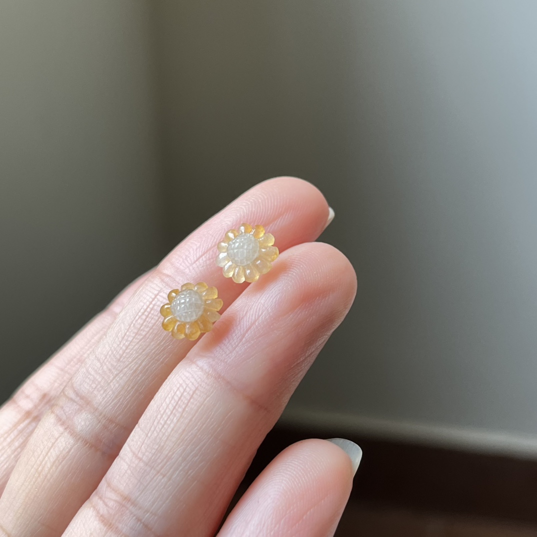 4号，18K金扣镶冰黄翡俏色向日葵耳钉，太阳花，向阳花，种水好，冰透无裂，尺寸9.1×4.1，送耳塞