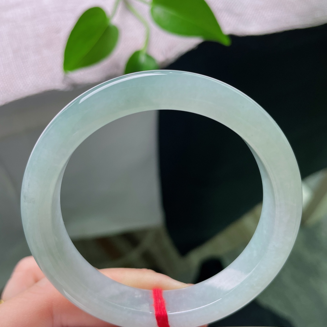 55.4/11.3/8.2，蓝底正圈，晶体线不显，清浅晴绿漫绕镯身，莹润起光，简约款式日常佩戴很衬肤
