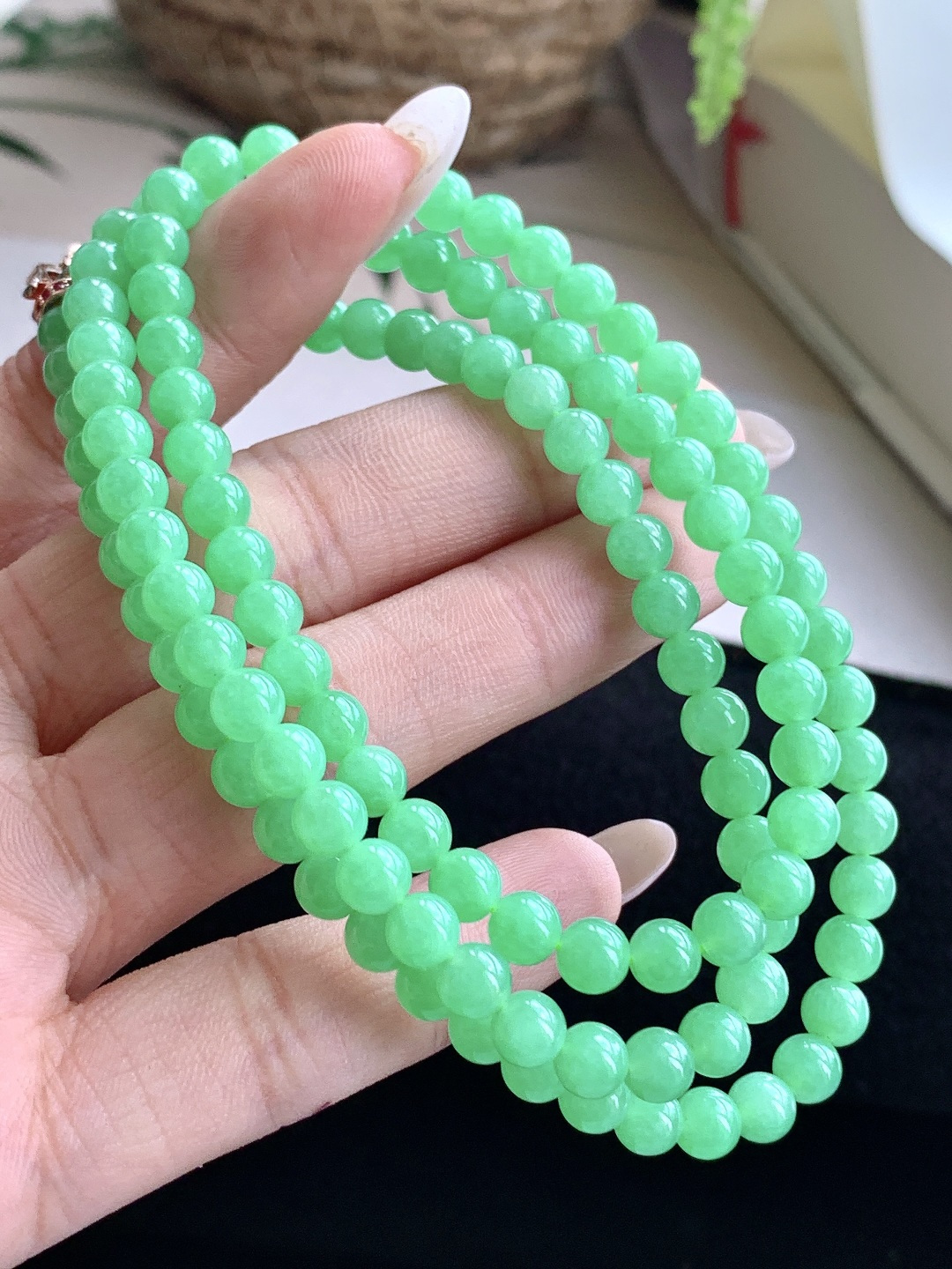 【珠子】️糯冰甜阳绿珠链圆珠子珠链 【说明】缅甸 性比高 【尺寸】5.4mm，33cm 【重量】35.7克