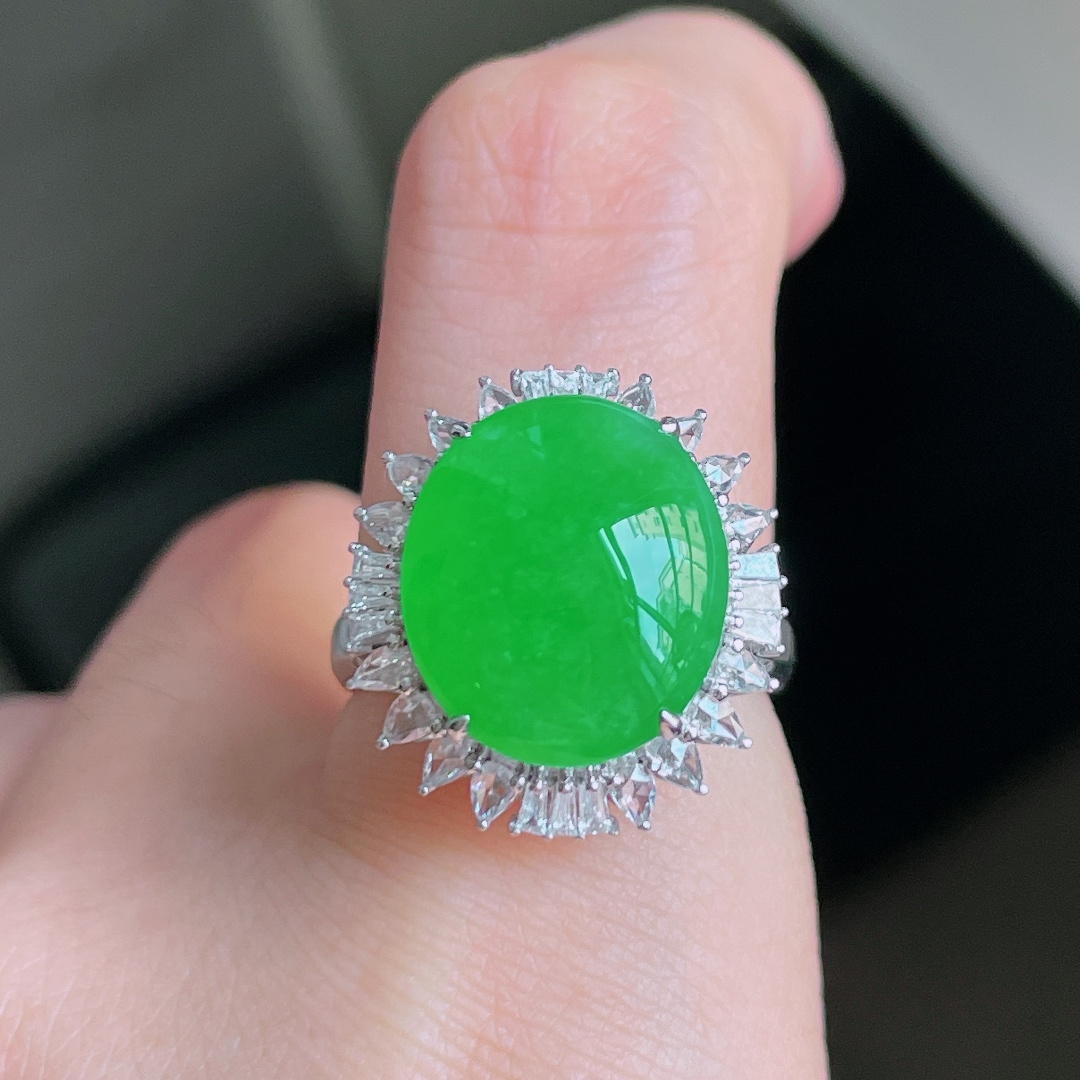 ️ 满色阳绿蛋面戒指，无裂，色阳 18k金镶嵌 裸石 14/12.3/3 圈口：14#