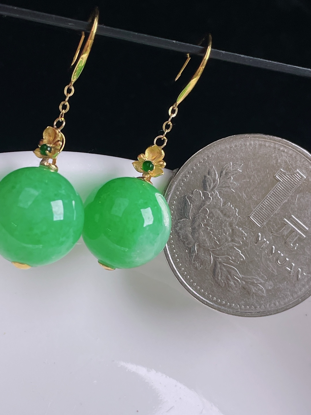 ️阳绿耳坠，18k镶嵌，老种起光，细底通透，尺寸：裸石12.3mm0917