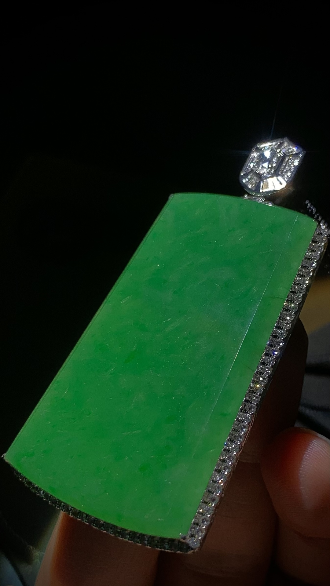 ️ 绿无事牌，裸石52.2-32.2-3mm67.5-34.5-10mm，30.38g，18K金，南非钻