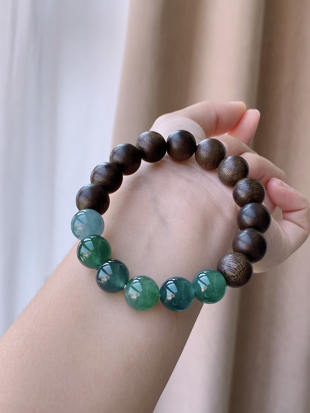 【珠子】冰天空蓝手串圆珠珠子手串 【说明】 性比高 搭配木珠 老蓝水 【尺寸】11.6mm 【重量】23.3克
