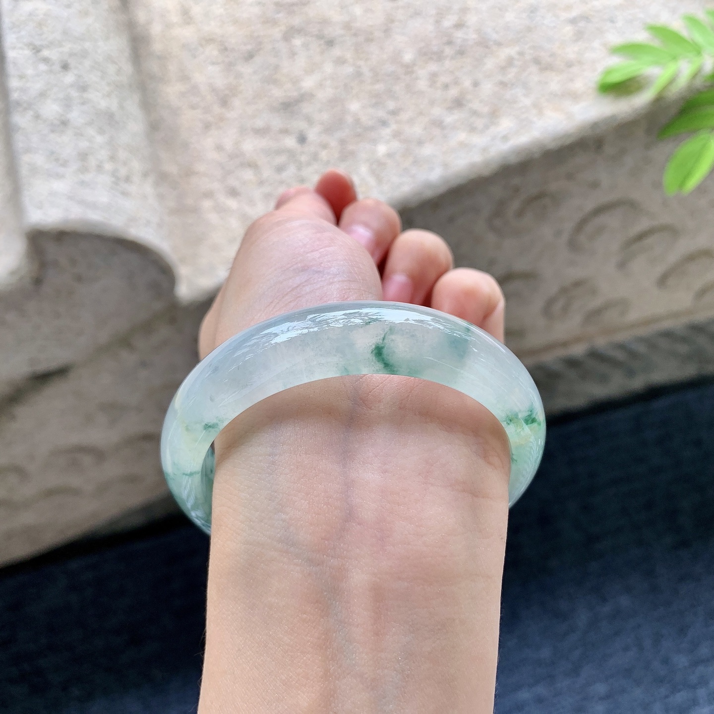 正圈55 56 圈口56.4/13.8/7.3 编码HJ090508 冰糯飘花，飘黄翡，水润，种老，细腻，无裂