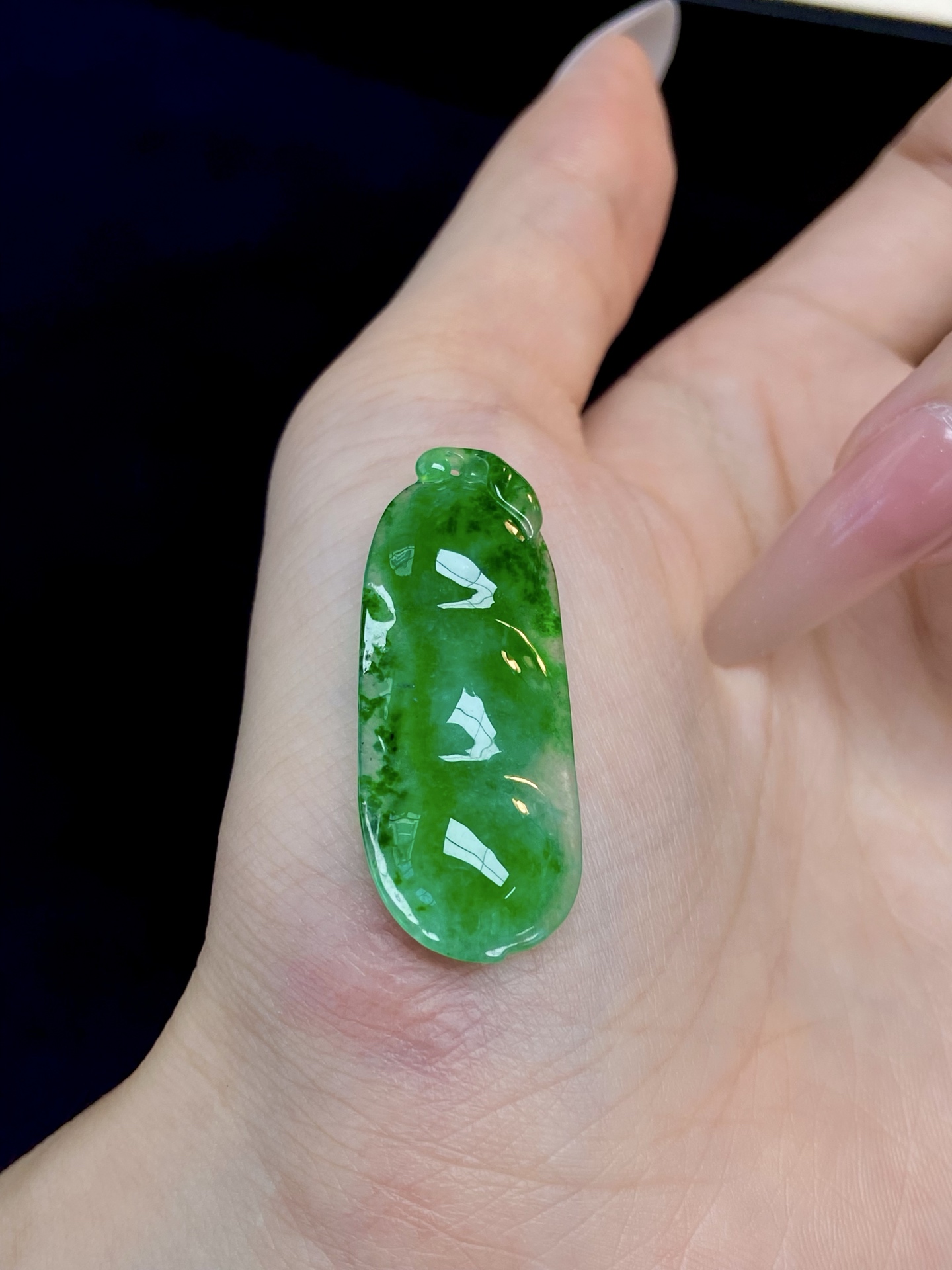 冰种辣绿福豆吊坠，辣豆子很难不心动，三豆蕴福 人生圆满，镶枚吊坠皆是从容与自信：，裸石：37.4-14.5-4.7mm，无裂。