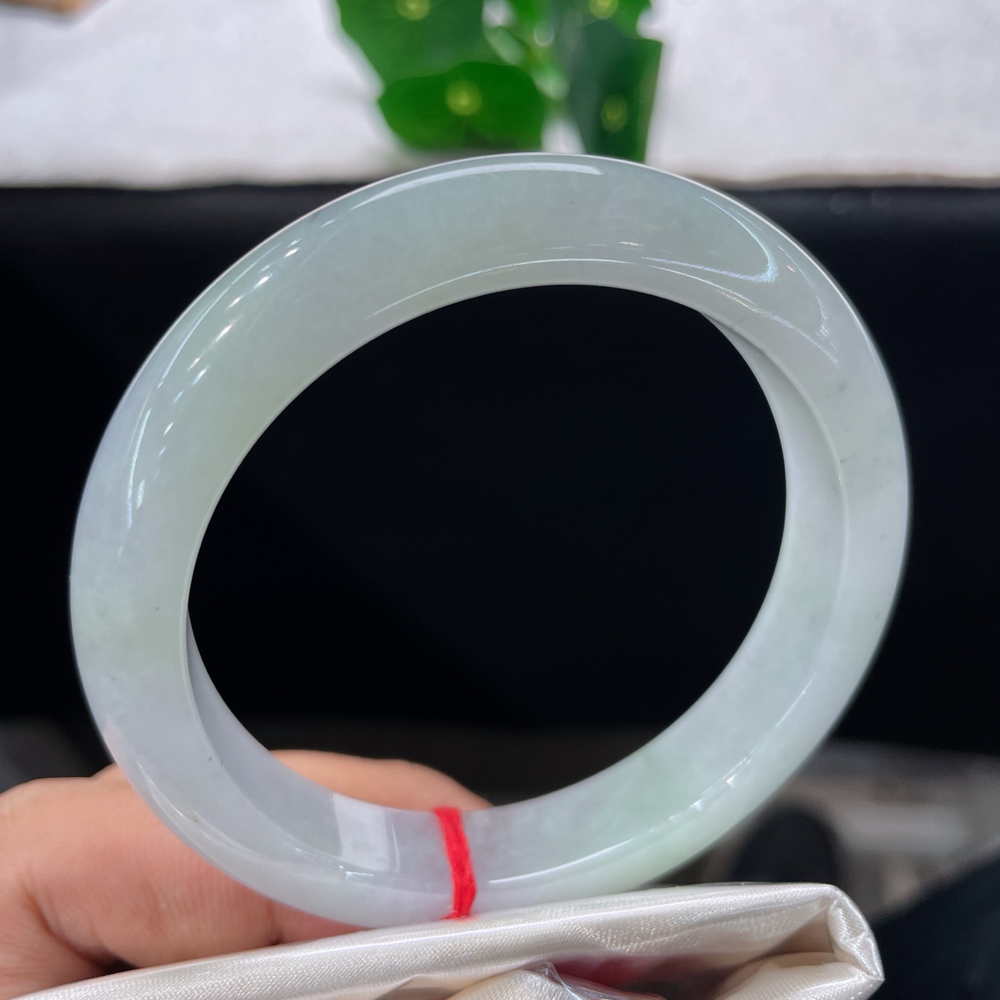 天然翡翠手镯 圈口55.6/11.2/8.4，淡底色正圈，55/56可戴，玉似晴川水，清辉落玉环，无裂。