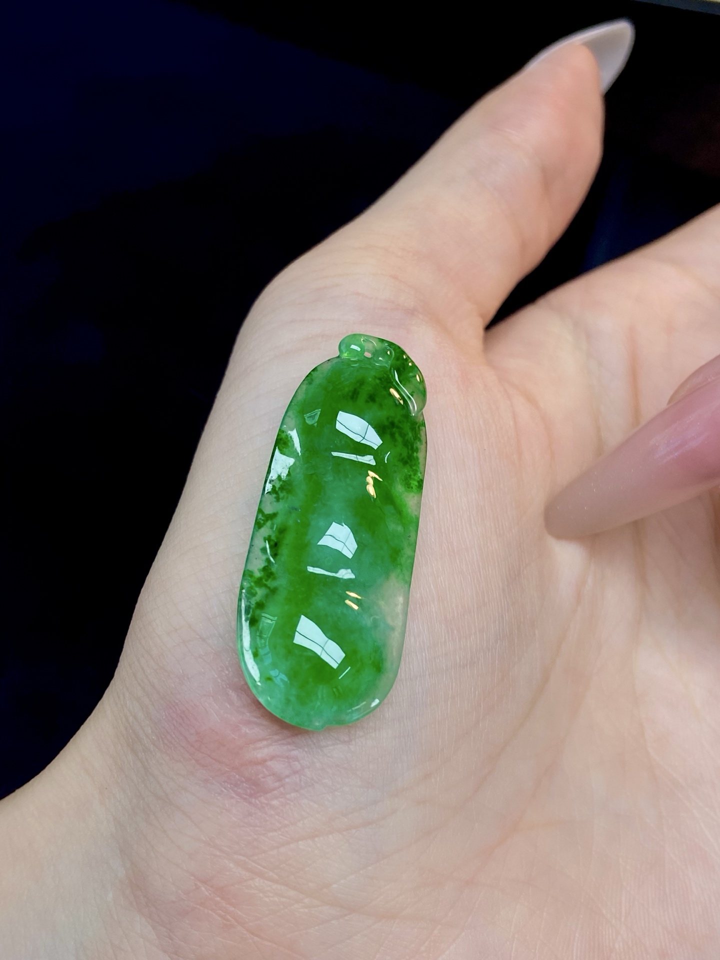 冰种辣绿福豆吊坠，辣豆子很难不心动，三豆蕴福 人生圆满，镶枚吊坠皆是从容与自信：，裸石：37.4-14.5-4.7mm，无裂。