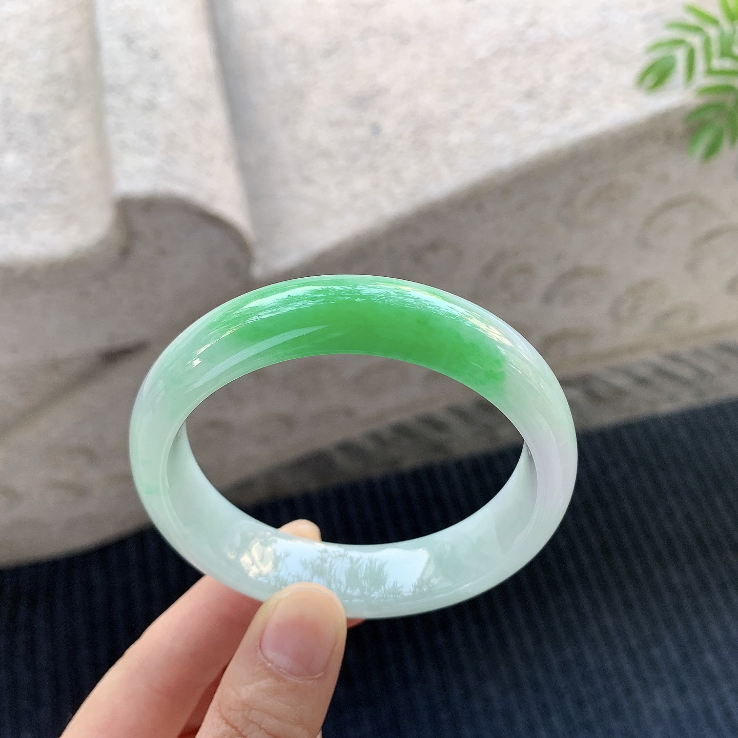 正圈56 57 圈口56.7/14.1/7.7 编码Q5091661 糯冰带一抹阳绿，水润，种老，细腻，打灯有絮线