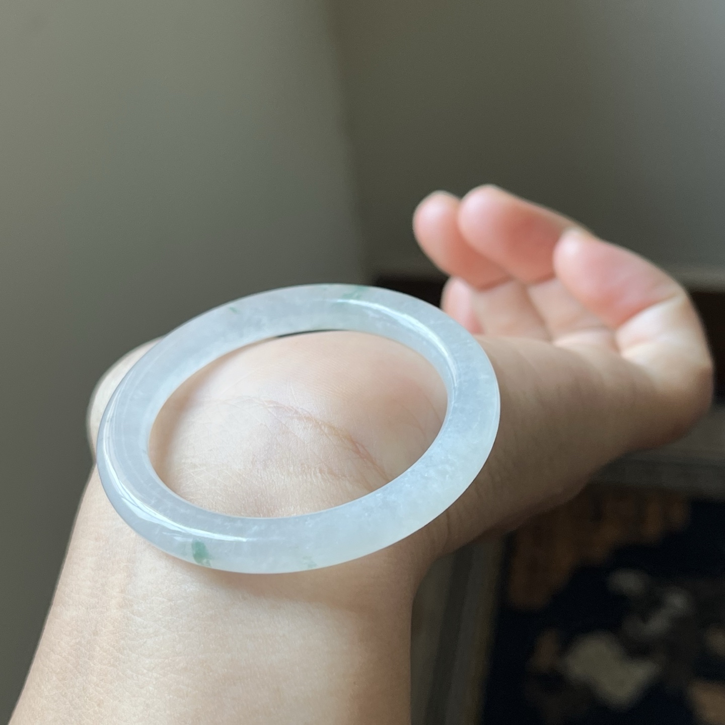2号，冰飘花童镯，圈口偏大，手腕细的小姑娘也合适哦种水好，冰透无裂，内直径41.5，宽7，厚5.8