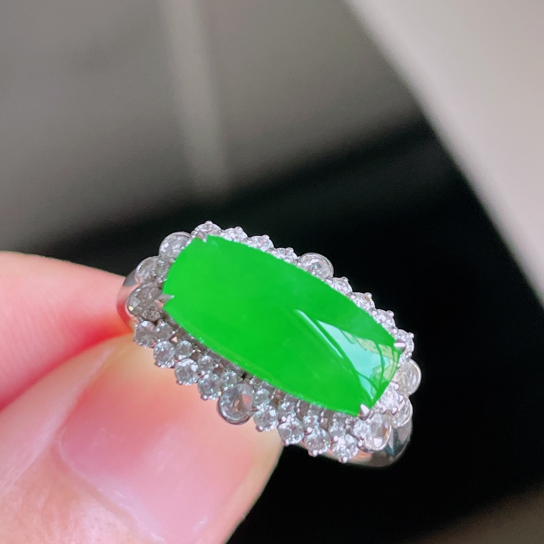 ️ 满色阳绿马鞍戒指 色泽鲜艳，种老水润，18k金镶嵌 裸石：13.3/6/2 圈口：14#