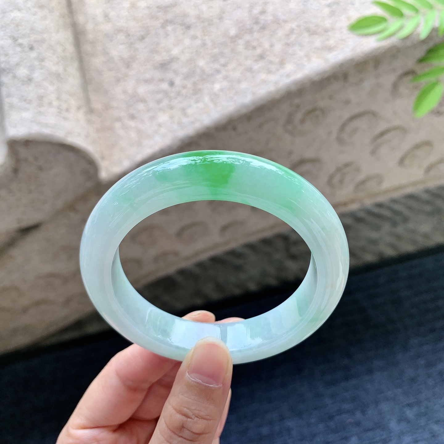 正圈55 56 圈口56.4/9.4/13.1 编码H3091509 飘阳绿，水润，种老，细腻，打灯有棉线