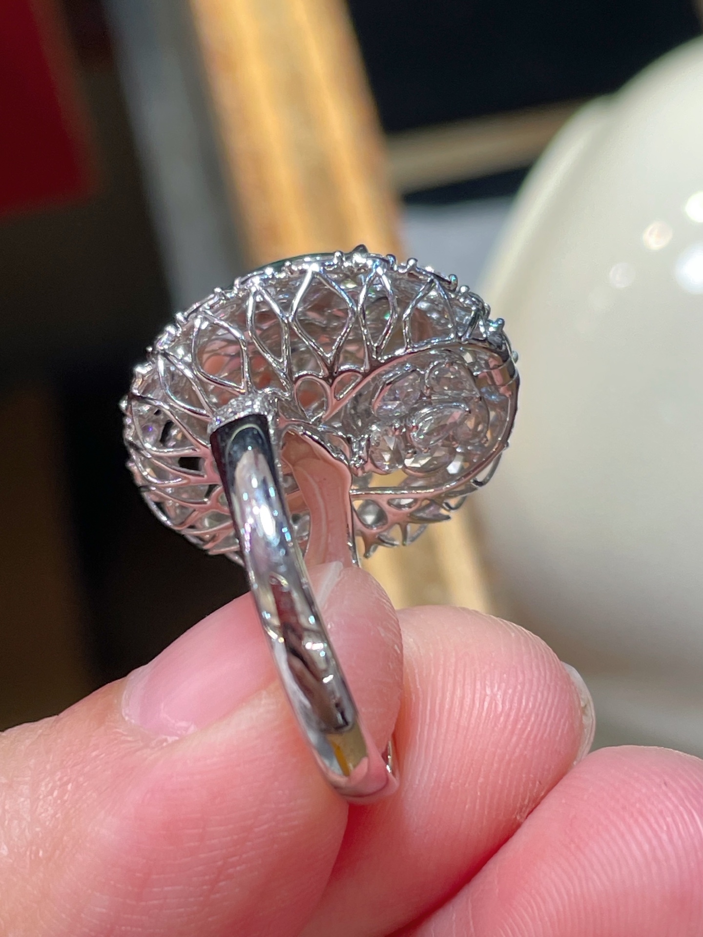 ️翡翠蛋面戒指两用款可当吊坠可当戒指，形状饱满圆润，无裂，满色，胶感十足，18k金钻石镶嵌，14.2-12.7-3.4