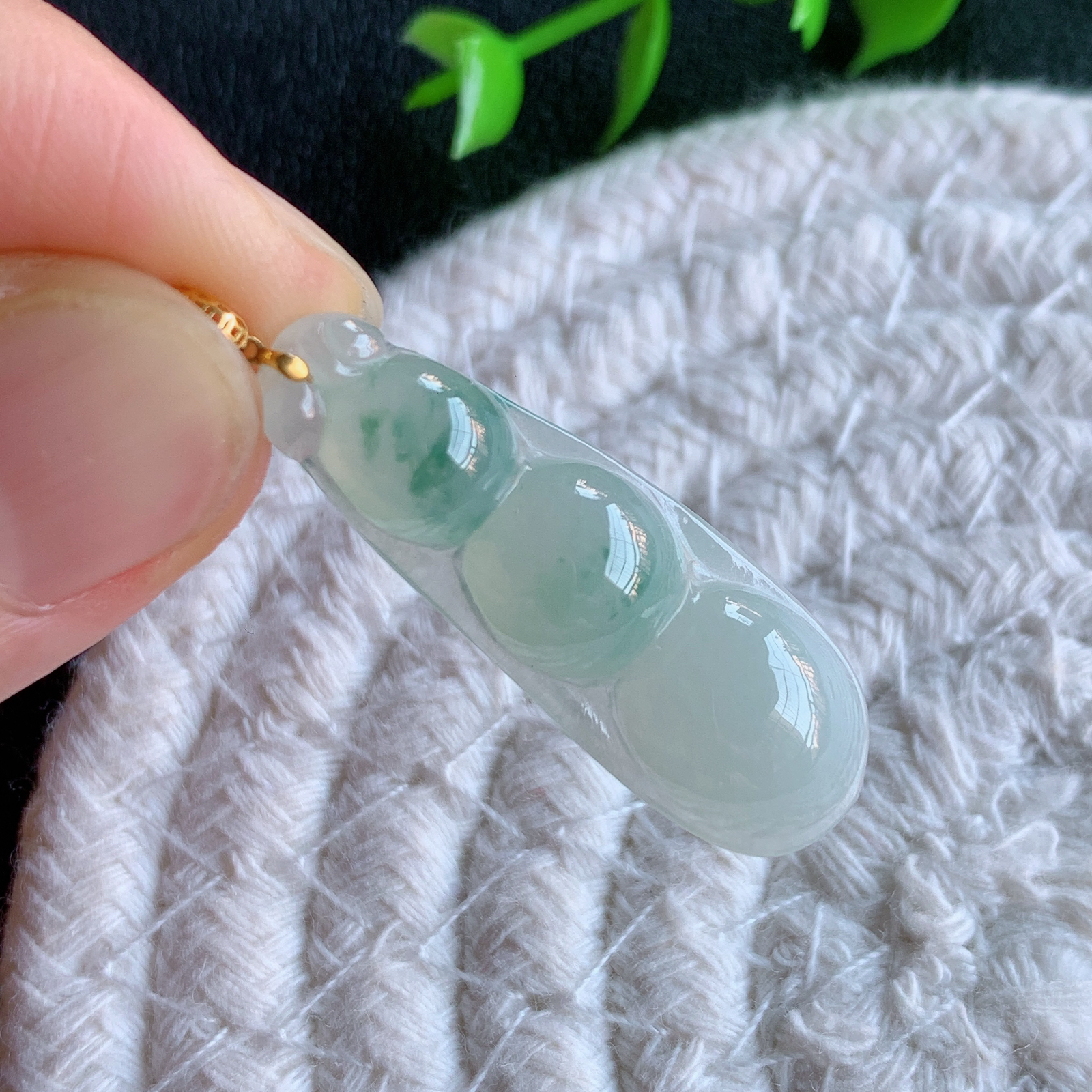 18k金扣冰润飘花福豆翡翠挂件，老种飘花  冰清玉洁  胶感十足  寓意“四季平安，福气满满”颜色鲜艳，清新自然，饱满通透   W415.16  整体尺寸：40-12-5.5mm   裸石尺寸：34.8-12-5.5mm