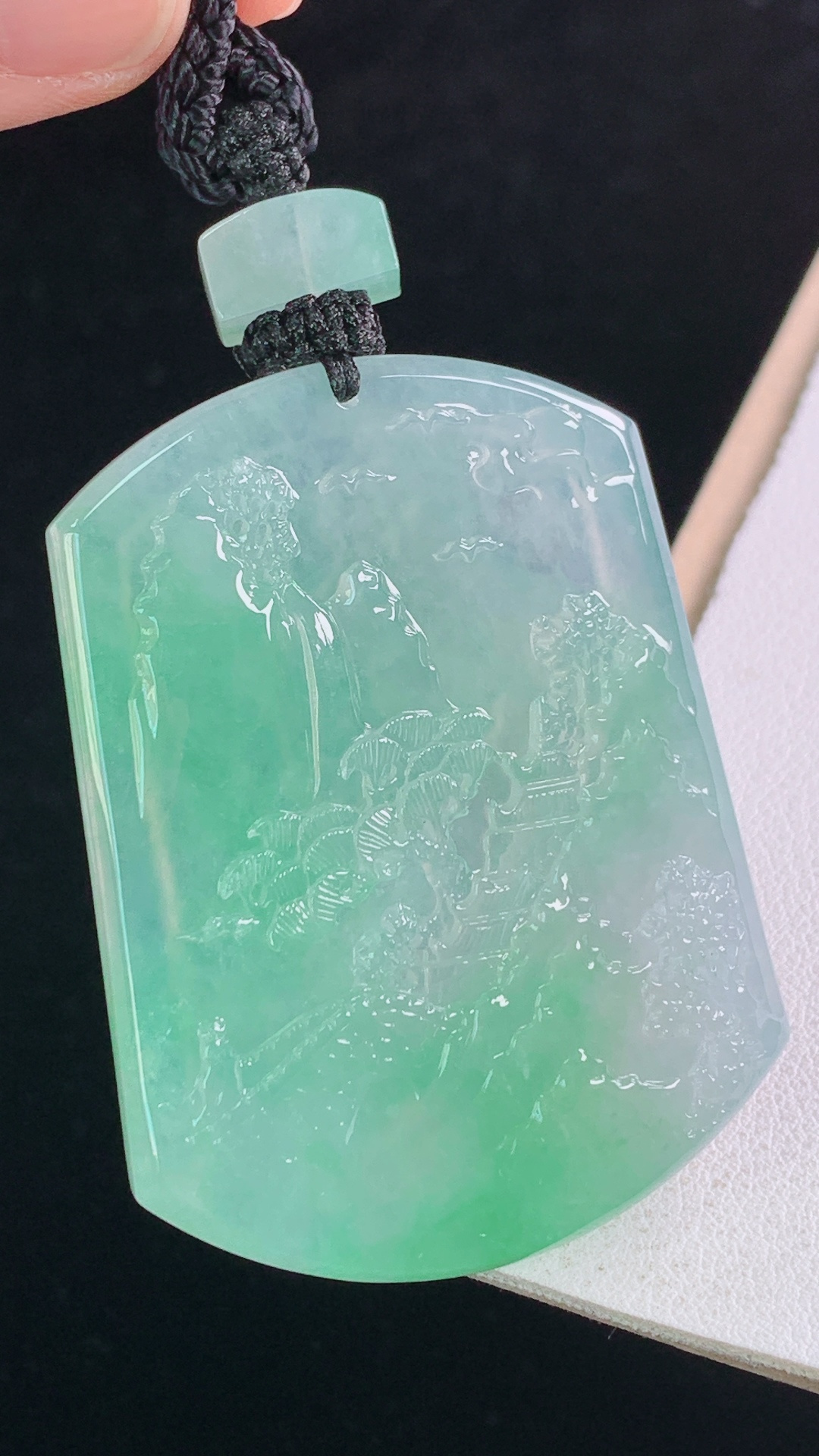 ️高品质，冰飘绿山水牌，色泽清新，清爽细腻，无裂，尺寸:54.5-41.2-6.6mm 14