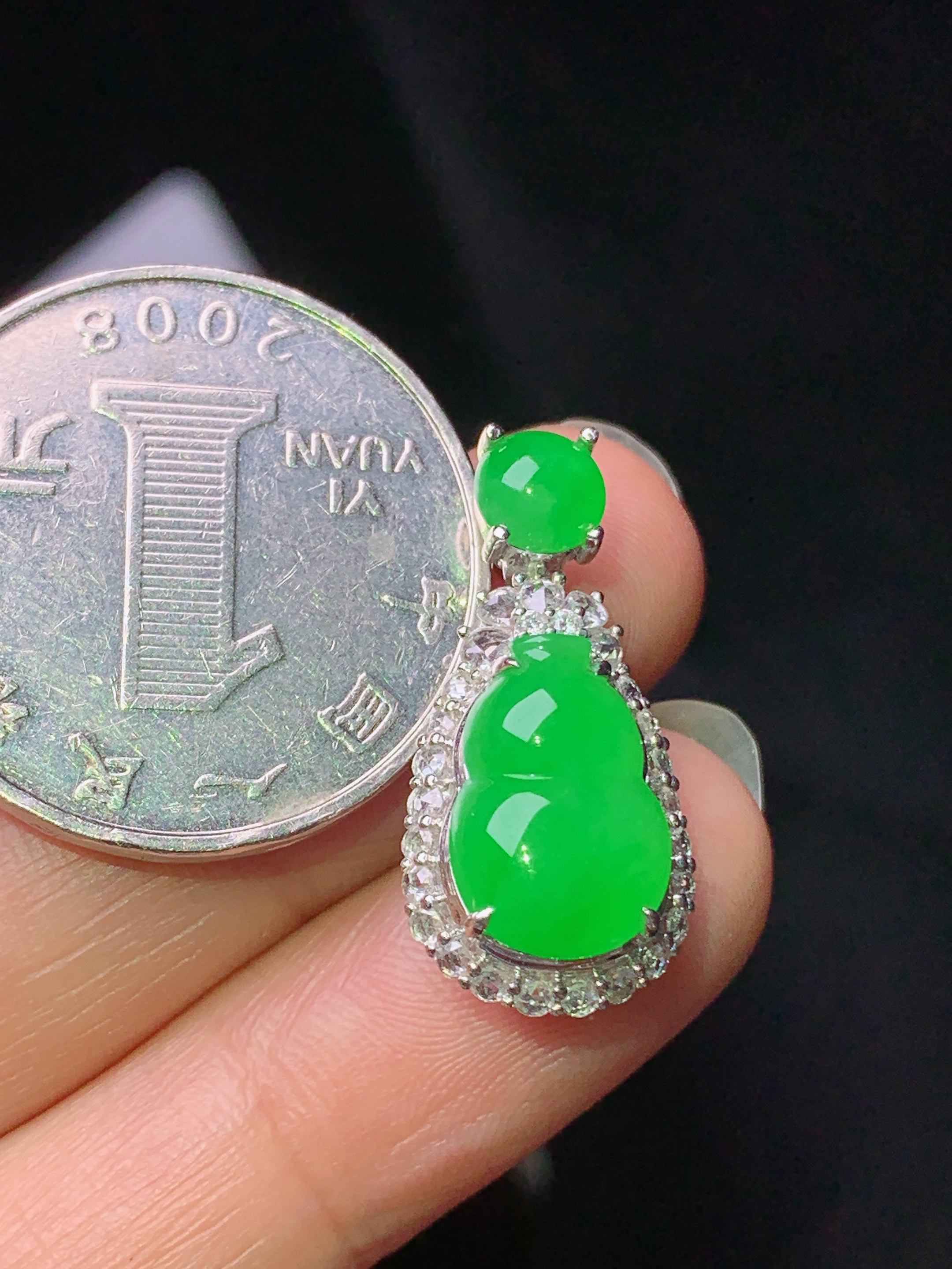 18k金钻镶嵌阳绿葫芦吊坠 玉质细腻 色泽艳丽清新 水润亮眼 整体尺寸23.3*11.5*8.6 i1