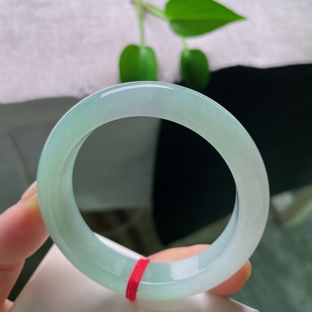 51.7/12.2/8.3，绿底正圈，晶体线不显，冰润晴绿平安镯，玉质细腻通透，一抹清绿灵动温婉尽显雅致。ss59109a