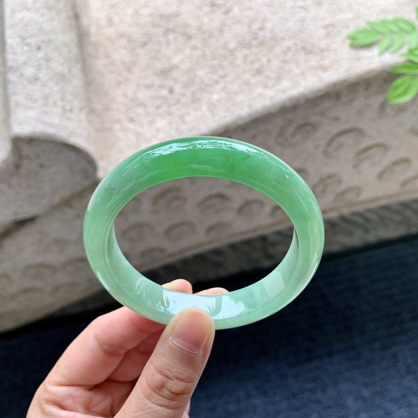 正圈54 55 圈口54.7/12/8.1 编码W6090723 糯冰飘绿，水润，种老，细腻，打灯有棉线