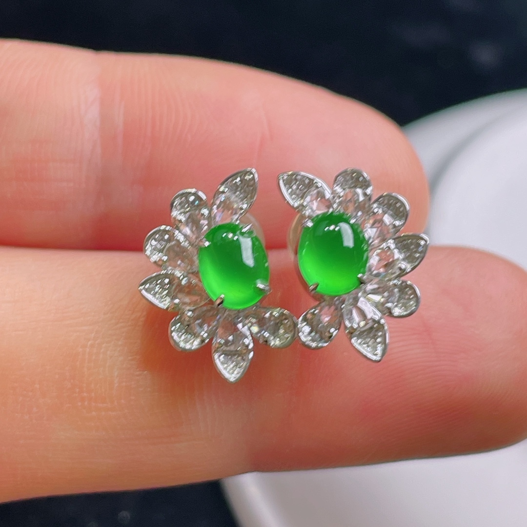 ️冰绿耳钉，18k镶嵌，老种起光，细底通透，尺寸：裸石6.3/4.7/2.3mm0917