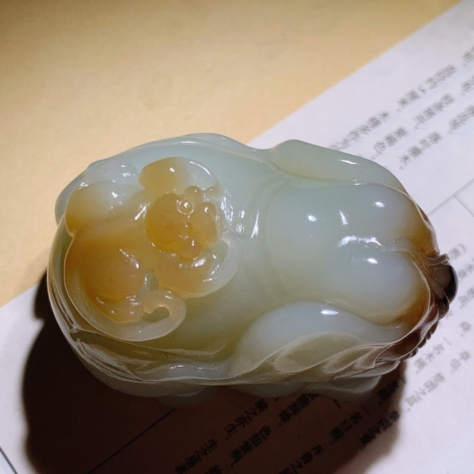 新疆且末糖白太平盛像大象把件！尺寸58/38/44重186.5克。玉质细腻油润。手推出油。佩戴高端典雅。lt260916