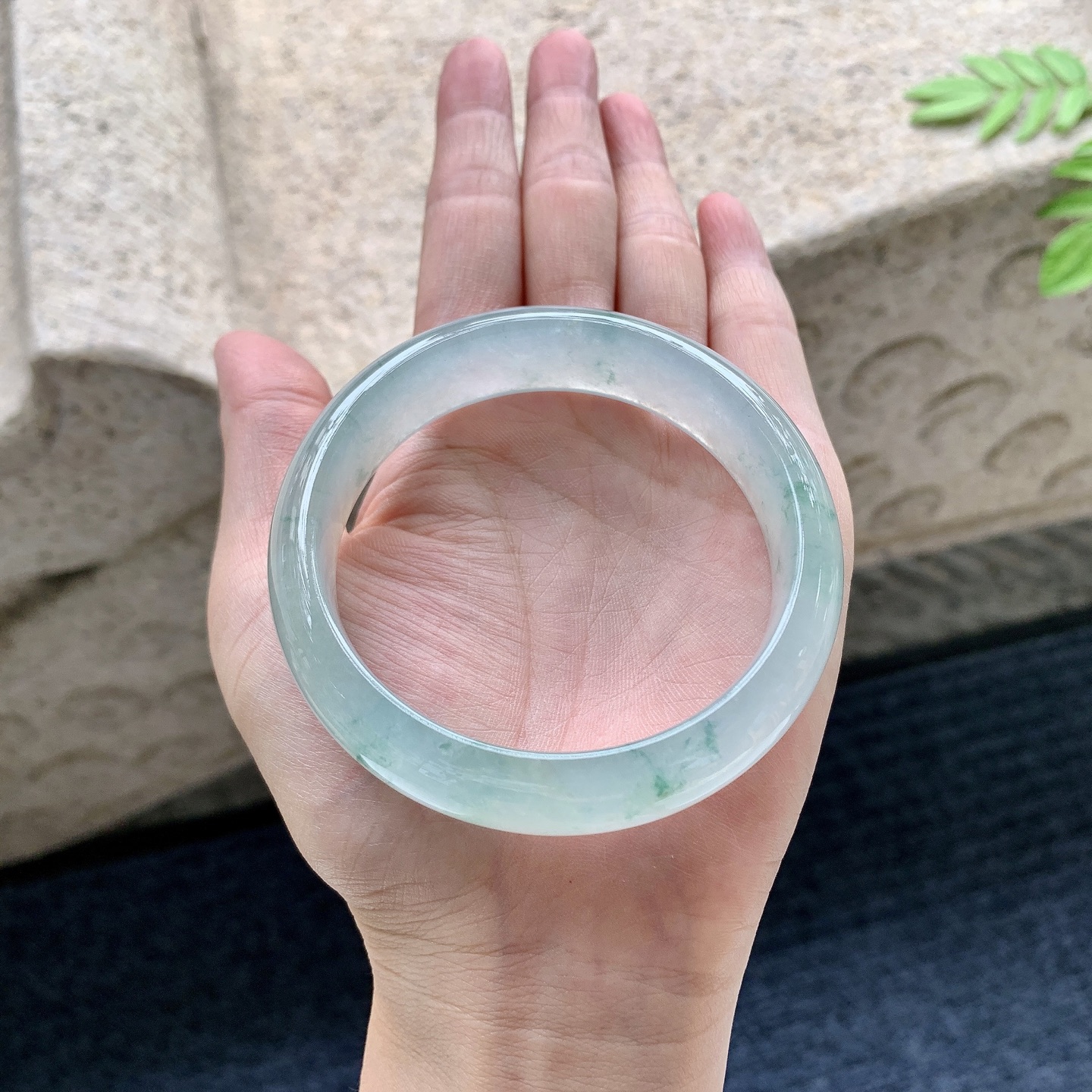 正圈57 58 圈口58/15.7/8 编码HJ090802 冰糯飘花，水润，种老，细腻，无裂