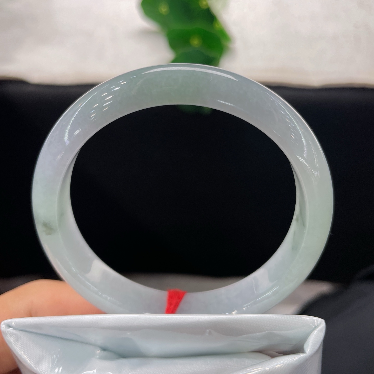 天然翡翠手镯 圈口57/11.7/7.6，飘花正圈，56/57可戴，玉载山间意，飞花落腕边。无裂。
