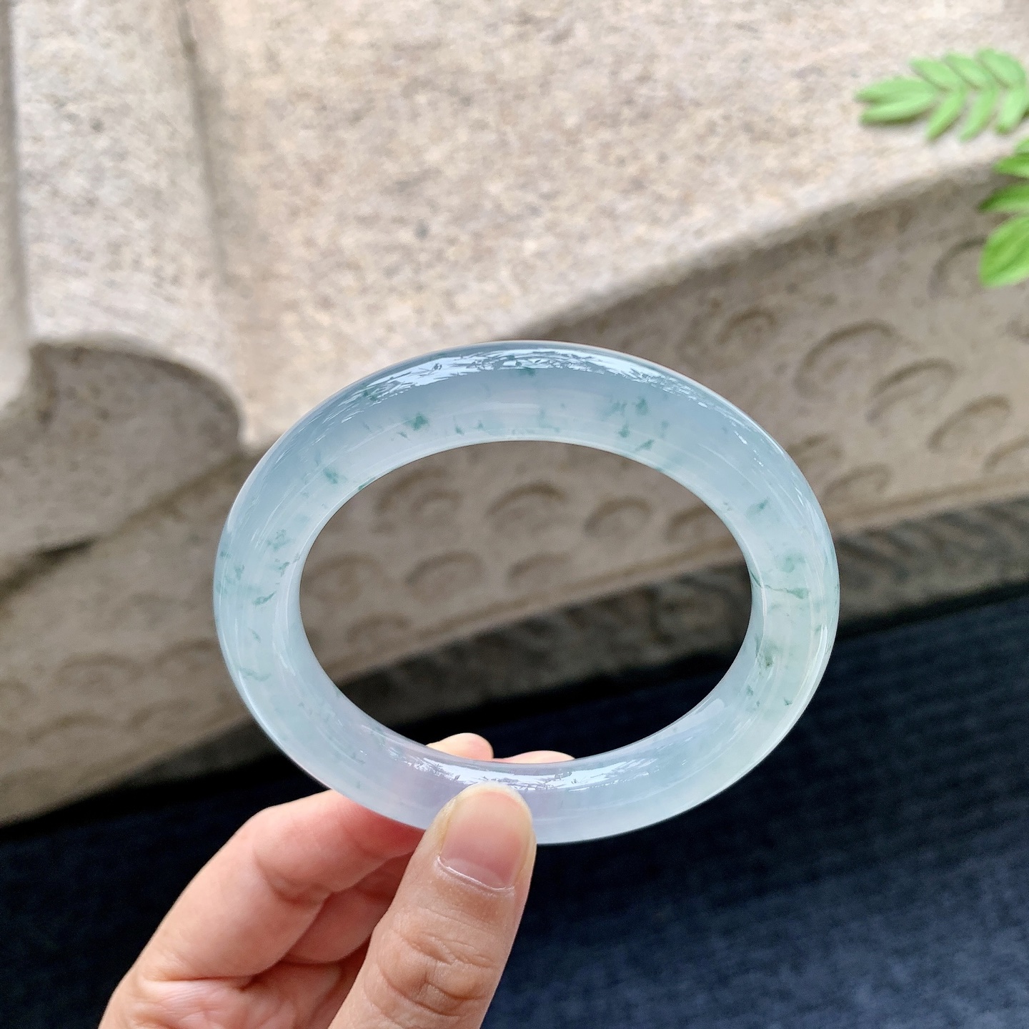 圆条56 57 圈口57/11.6/10.2 编码HW090811 冰飘花，水润，种老，细腻，打灯有絮线