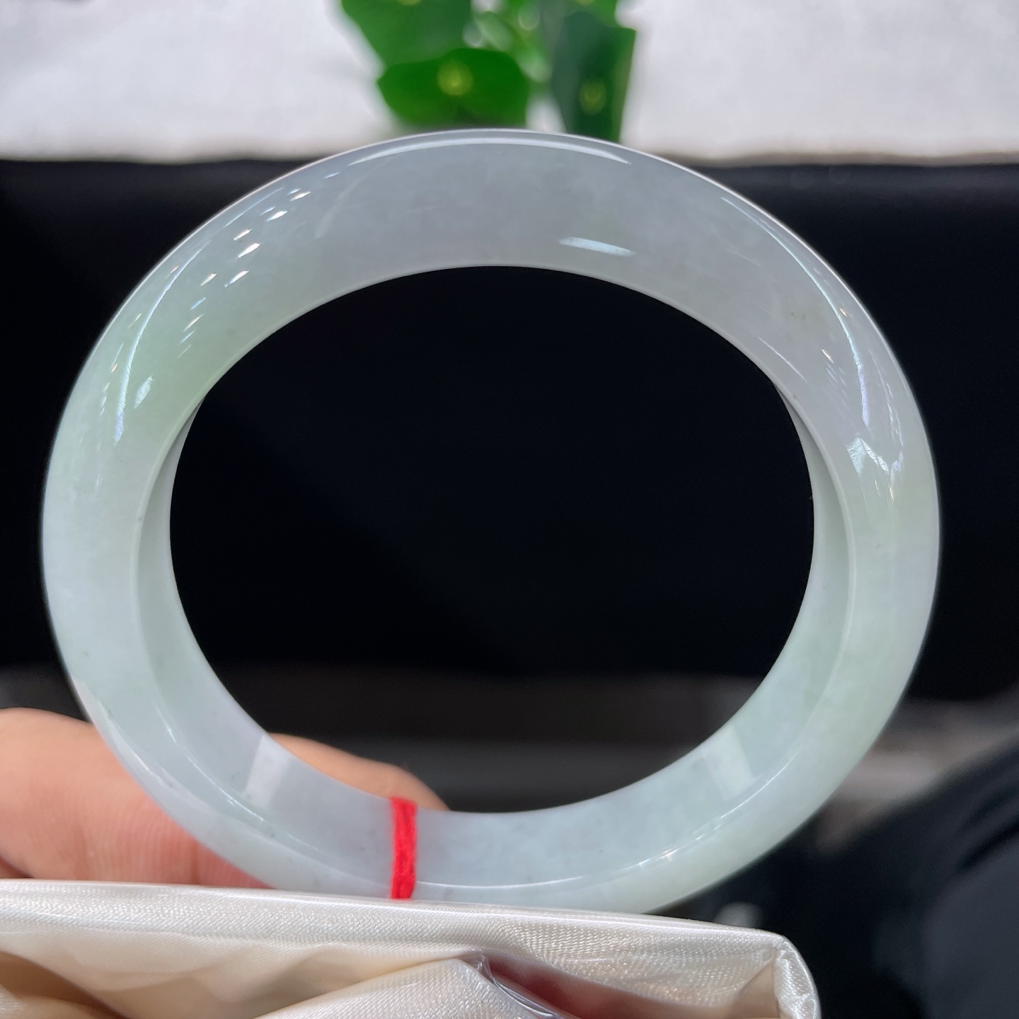 天然翡翠手镯 圈口55.6/11.2/8.4，淡底色正圈，55/56可戴，玉似晴川水，清辉落玉环，无裂。