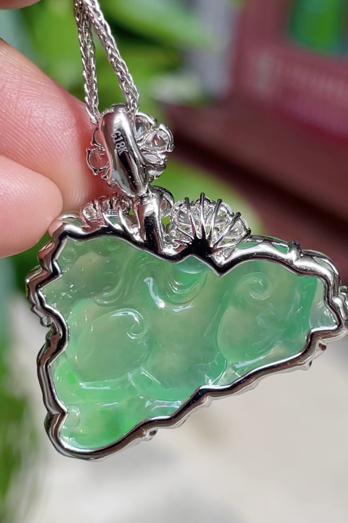 大师作品，珍藏品 ️ 【冰种阳绿，祥瑞】大件饱满，通透水润，玉质细腻，翠色鲜艳，18k金奢华钻石镶嵌️，32.2-24.1-4.8