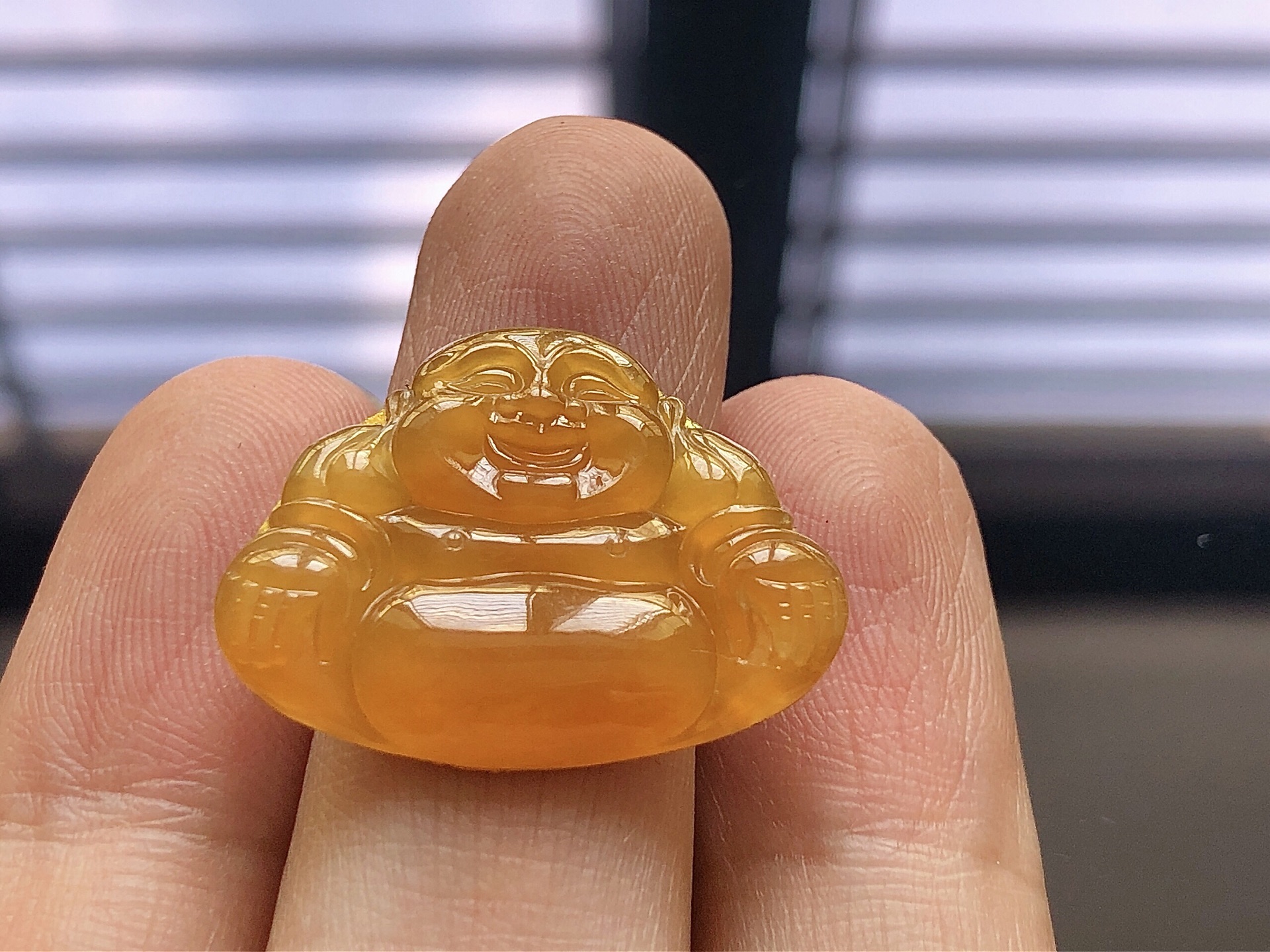 ️ 冰种黄翡佛公，色泽极美，通透水润，玉质细腻，夺目迷人，雕工精湛，面相慈祥大气，品相，无裂，尺寸20.7*26.3*3.5