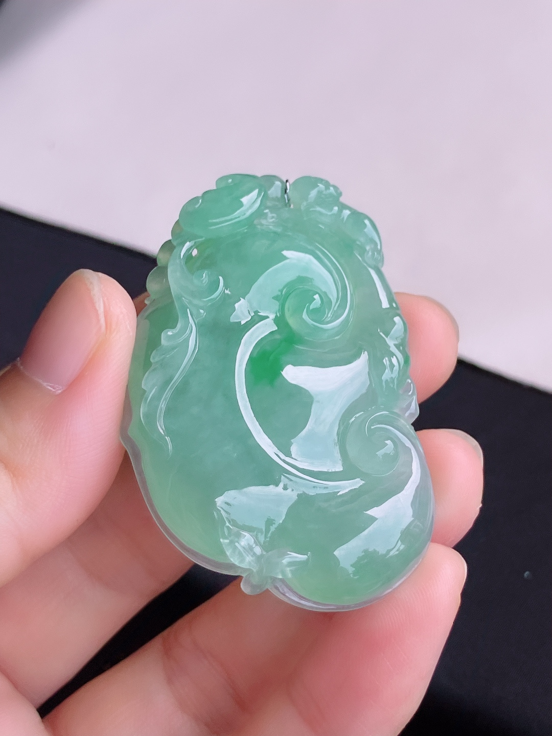 ️，冰飘绿大如意，晶莹剔透，花色清爽，尺寸53.5/34.6/7.6/自然光实拍