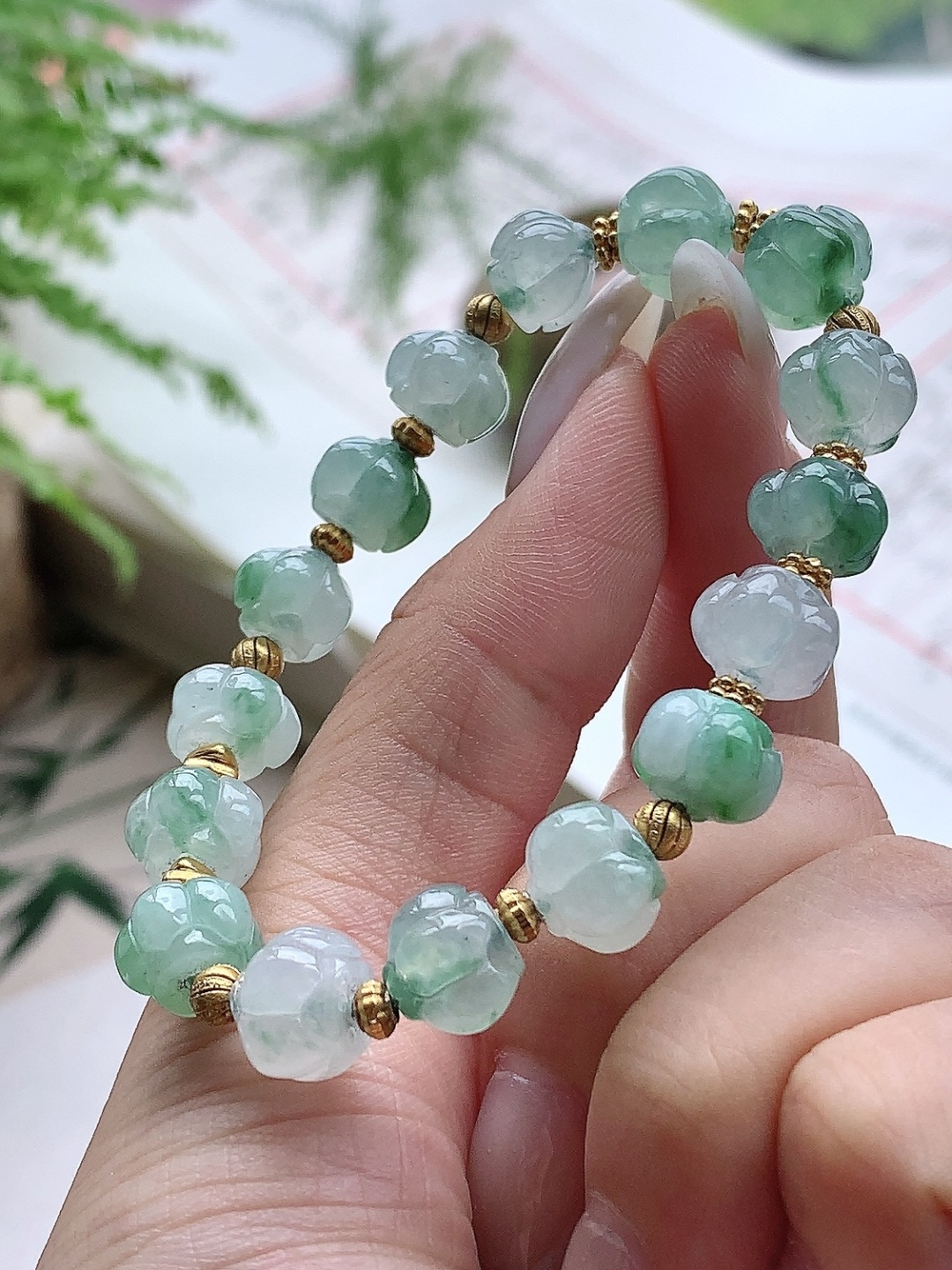 【珠子】️冰飘绿手串荷花手串 【说明】缅甸 18k金镶嵌 性比高 【尺寸】10-7.8 【重量】21.8克