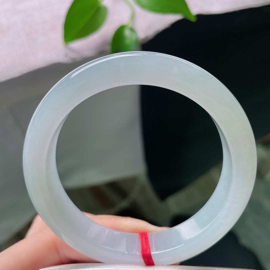 56.5/12/8.3，绿底正圈，晶体线不显，镯凝一汪晴绿湖水，种老胶感丰盈，上手自带清冷温柔气质。ss58862a