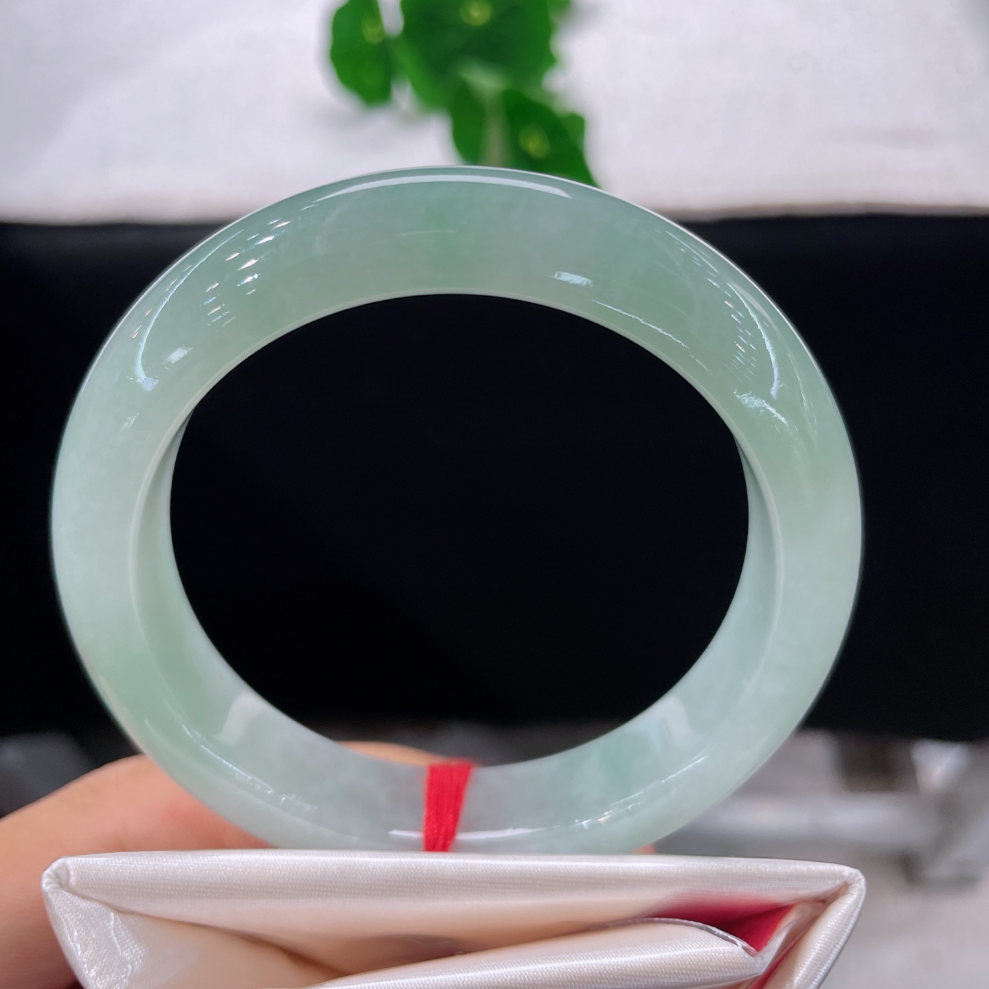 天然翡翠手镯 圈口56.7/12.6/8，冰晴底正圈，56/57可戴，玉蓄湖光色，清辉绕腕生，无裂
