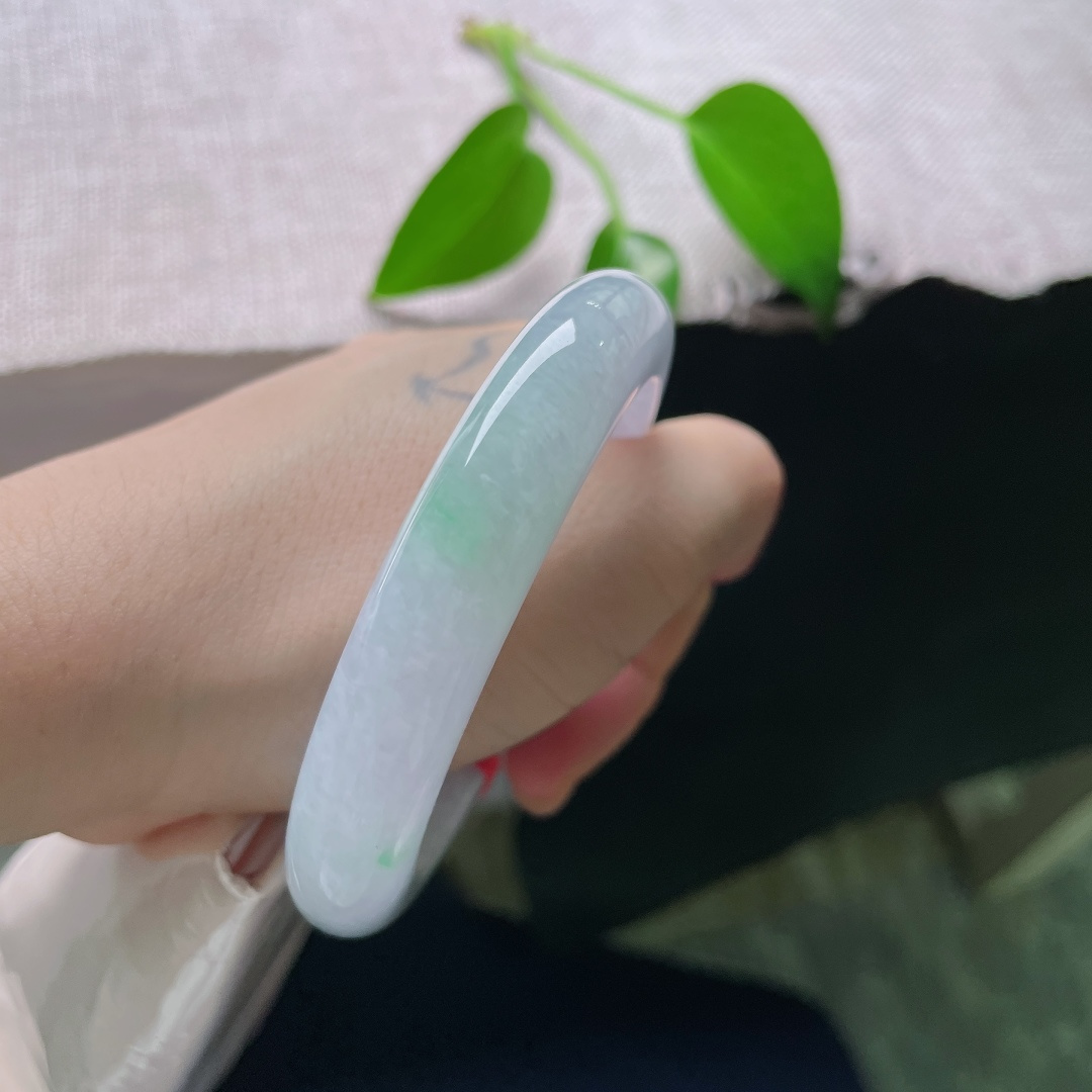 57.8/11.7/9.1，春彩正圈，晶体，玉质冰透细腻，晴底淡雅柔和，一抹翠色晕染，如春风拂过湖面。ss58841a