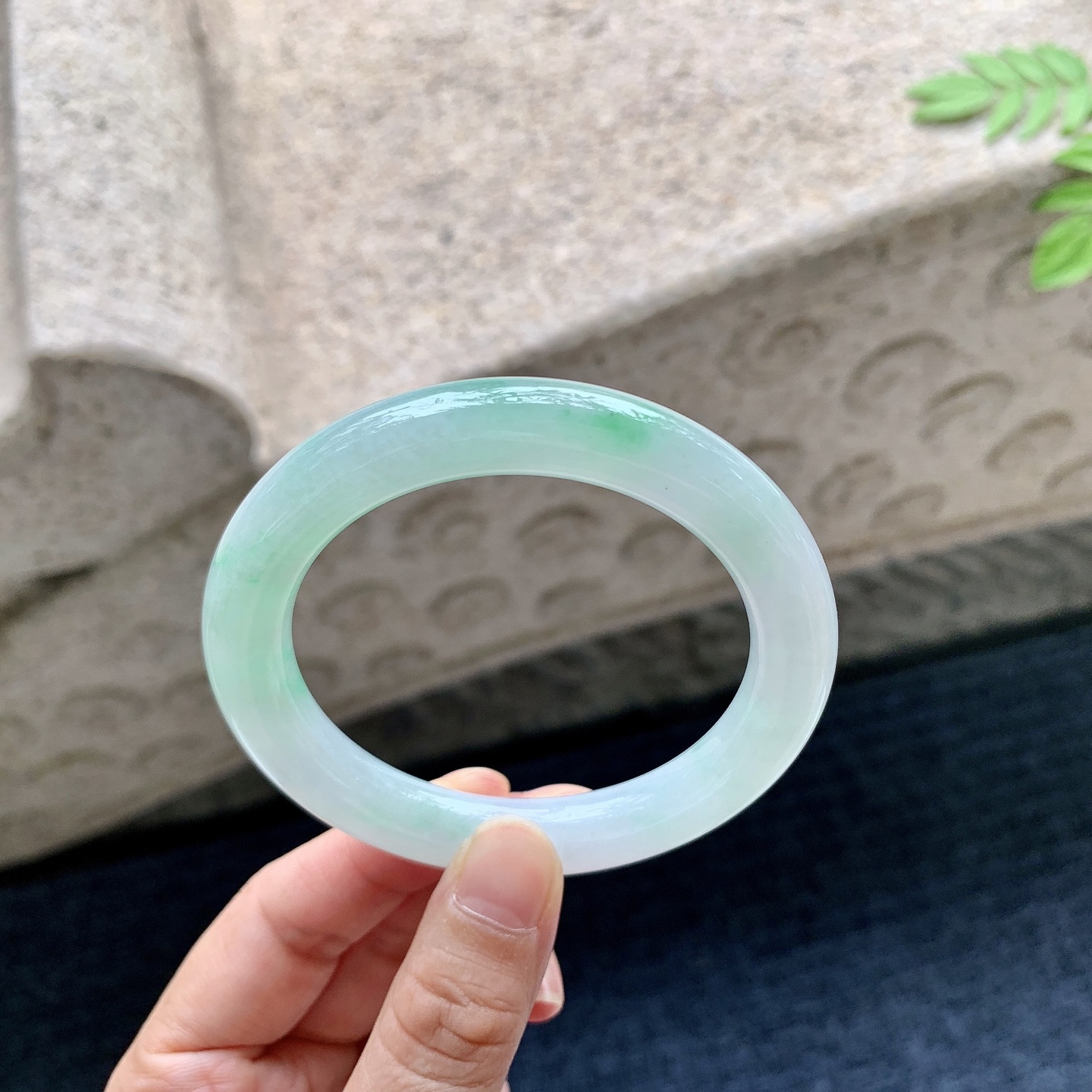圆条54 55 圈口54/9.8/9.7 编码Q5090837 糯冰飘绿，水润，种老，细腻，打灯有絮线