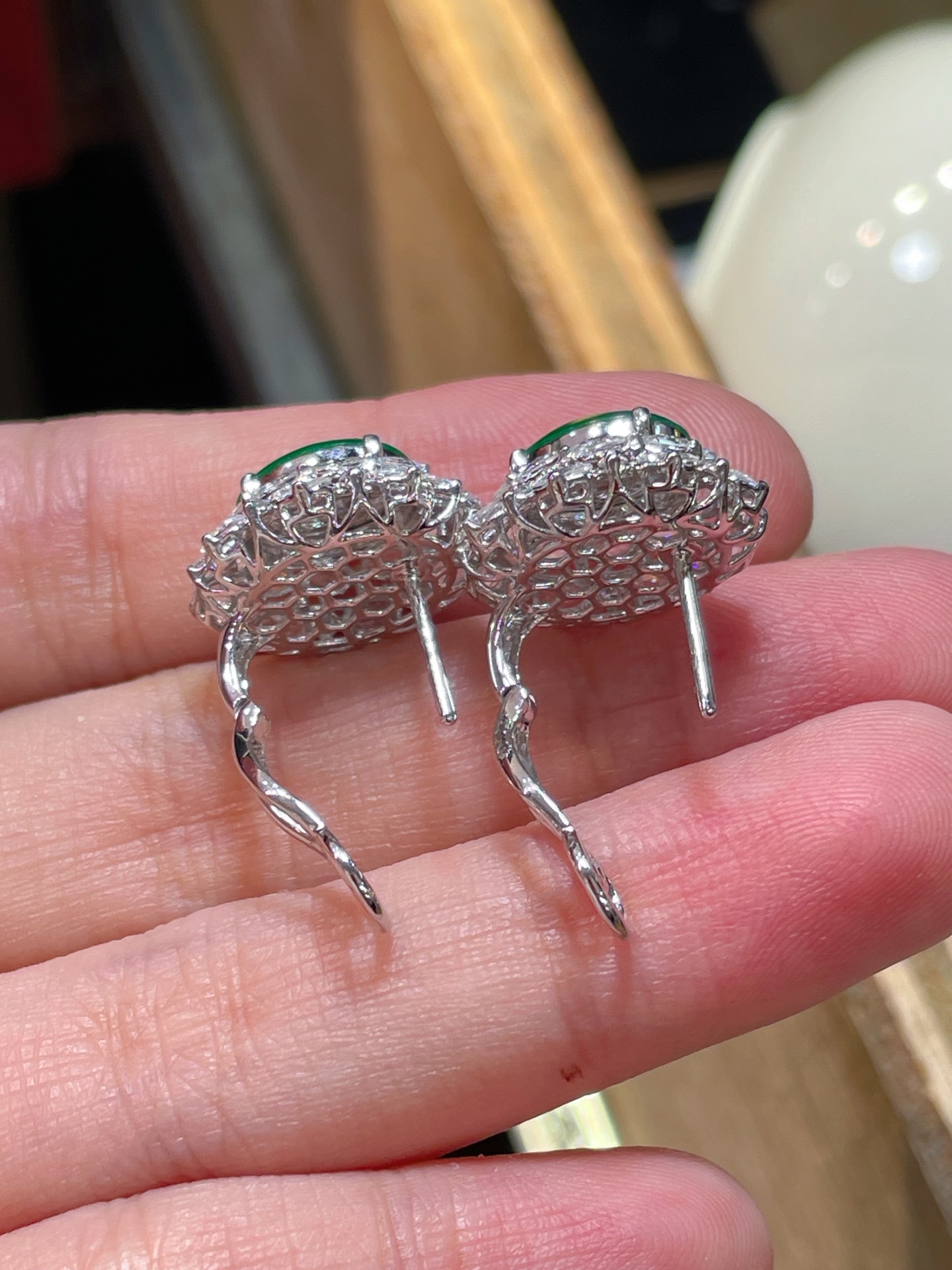 ️ 清货： ️性比高 精品蛋面耳钉，冰种阳绿 冰种阳绿色，无裂起光，耳伴间的青翠绿滴 18k真金镶嵌，细腻水润，9.6-7.6-2.8