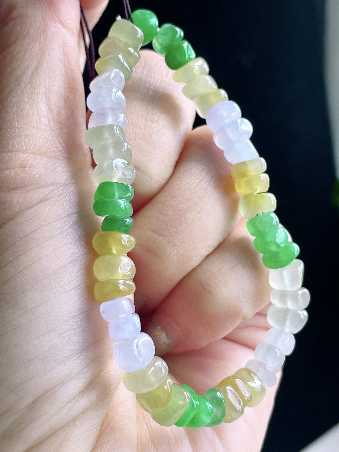 【珠子】冰多宝手串随形手串 【说明】缅甸 性比高 多彩 【尺寸】6-5.3-4.8mm 【重量】1